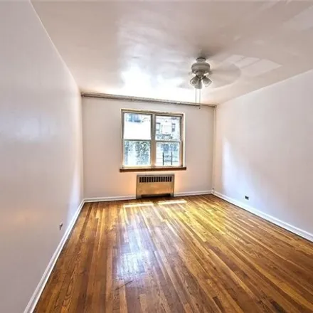 Image 2 - 25 Indian Road, New York, NY 10034, USA - Apartment for sale
