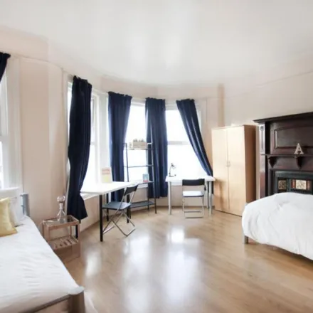 Rent this 8 bed room on 48 Wightman Road in London, N4 1DL