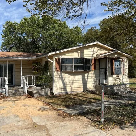 Buy this 3 bed house on 714 East 13th Avenue in Corsicana, TX 75110