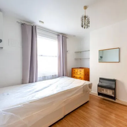 Rent this studio apartment on 15 Upper Richmond Road in London, SW15 2RT