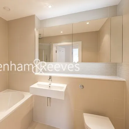 Image 4 - Pump House Crescent, London, TW8 0HL, United Kingdom - Apartment for rent