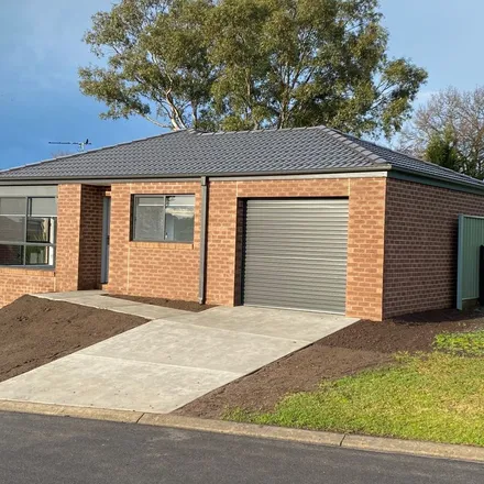 Rent this 3 bed townhouse on Lakeside Court in Hamilton VIC 3300, Australia