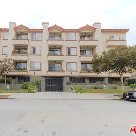 Rent this 2 bed condo on 4807 Clinton Street in Los Angeles, CA 90004