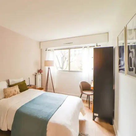 Rent this 3 bed room on 2;4 Rue Saint-Saëns in 75015 Paris, France
