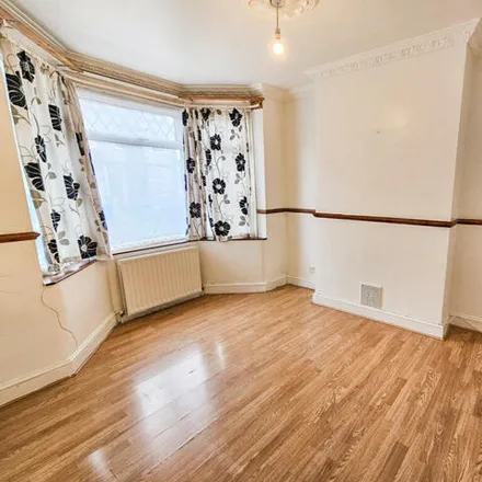 Image 2 - 36 Desford Road, London, E16 4NJ, United Kingdom - Townhouse for sale