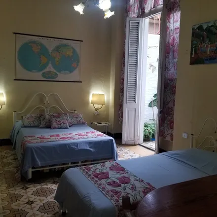 Rent this 2 bed house on Colón