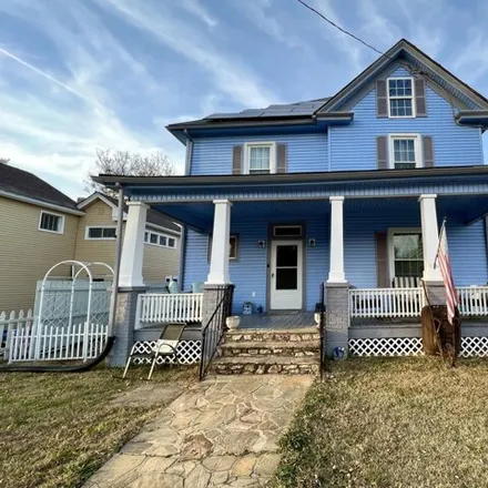 Buy this 4 bed house on 960 Dale Avenue Southeast in Roanoke, VA 24013