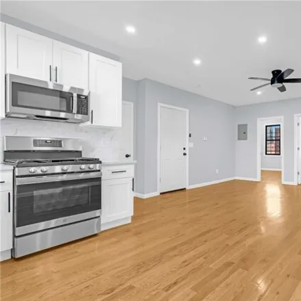Image 7 - 927 Rogers Avenue, New York, NY 11226, USA - House for sale