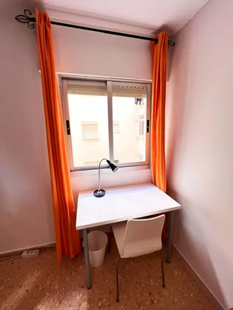 Image 4 - Carrer de Josep Ballester, 59, 46022 Valencia, Spain - Room for rent