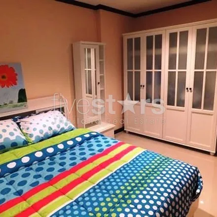 Rent this 3 bed apartment on Khlong San District Office in Lat Ya Road, Tha Din Daeng