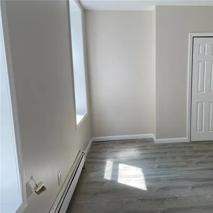 Rent this 3 bed house on 1282 Shakespeare Avenue in New York, NY 10452