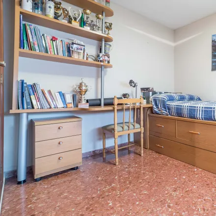 Rent this 4 bed room on Carrer d'Aiora in 30, 46018 Valencia