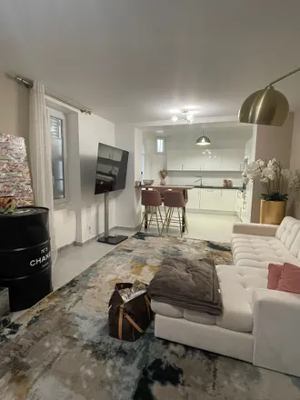 Rent this 3 bed apartment on 25 Rue Édouard Vaillant in 92300 Levallois-Perret, France