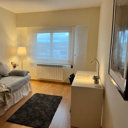 Rent this 6 bed room on Calle de Moralzarzal in 104, 28929 Madrid