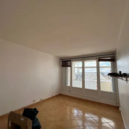 Rent this 3 bed apartment on 23 Avenue du Maréchal Juin in 78420 Carrières-sur-Seine, France