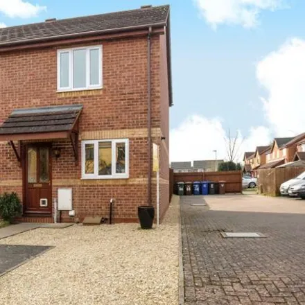 Buy this 2 bed house on Coopers Green in Bicester, OX26 4US