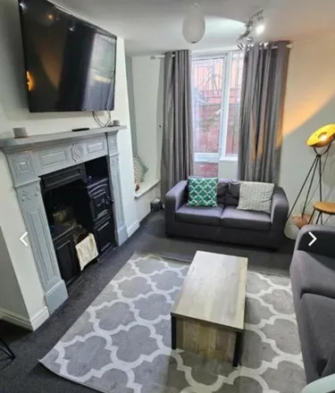 Rent this 6 bed townhouse on 31-85 Headingley Avenue in Leeds, LS6 3EJ