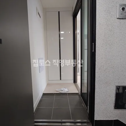 Rent this studio apartment on 서울특별시 은평구 응암동 696-4