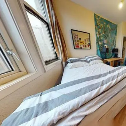 Rent this 2 bed apartment on The Crescent in Leeds, LS6 2UZ