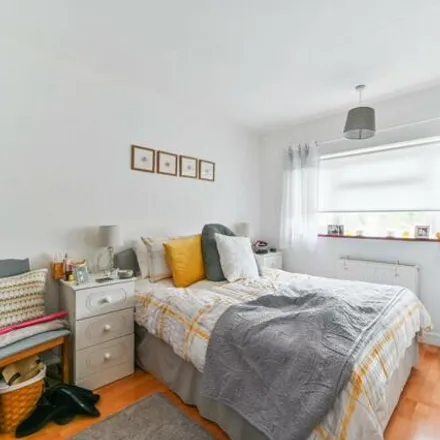 Image 4 - 18 Sycamore Grove, London, KT3 3DG, United Kingdom - Apartment for sale