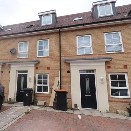 Rent this 4 bed duplex on Currency Close in Dunstable, LU6 1FZ