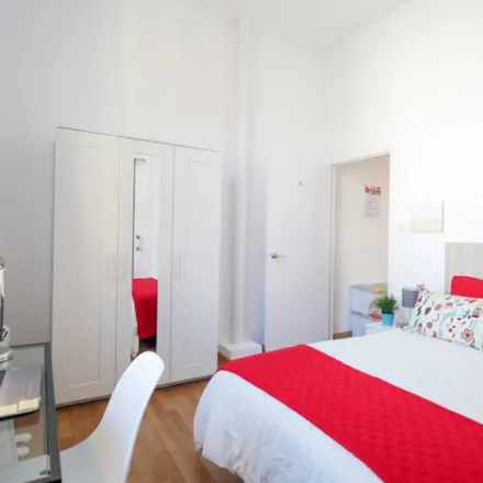 Rent this 6 bed room on Carrer de Bonavista in 21, 08012 Barcelona