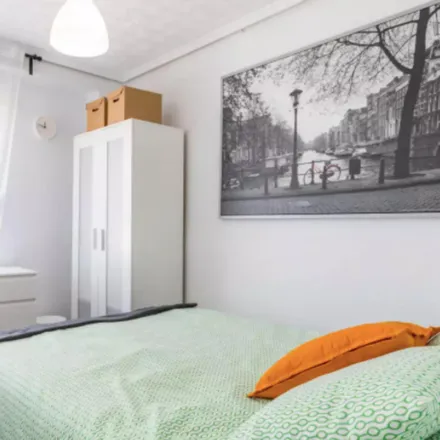 Rent this 6 bed room on Avinguda de Peris i Valero in 165, 46005 Valencia