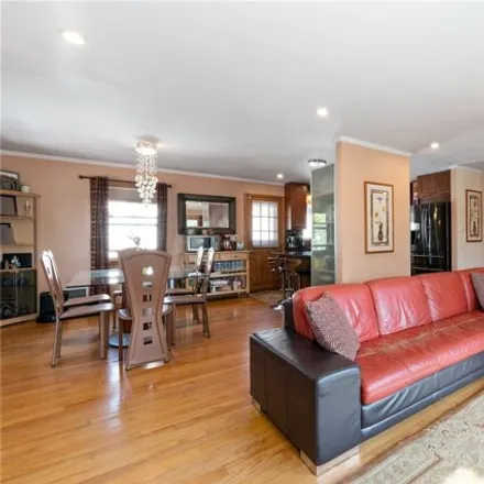 Image 4 - 36-05 218th Street, New York, NY 11361, USA - House for sale