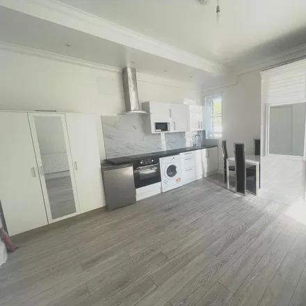 Rent this studio apartment on Blenheim Gardens in London, NW2 4NR