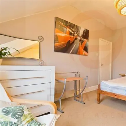 Image 5 - Chichele Road Surgery, Sheldon Road, London, NW2 3AG, United Kingdom - Townhouse for sale
