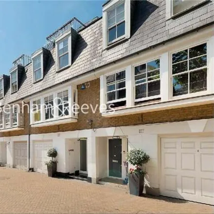 Rent this 4 bed room on 7-11 St Catherine's Mews in London, SW3 2PU
