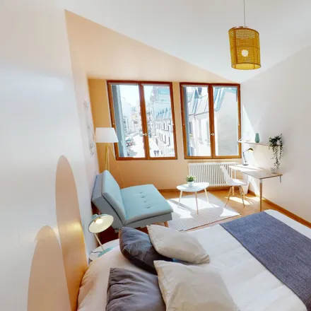 Rent this 5 bed room on 2 Villa Santos-Dumont