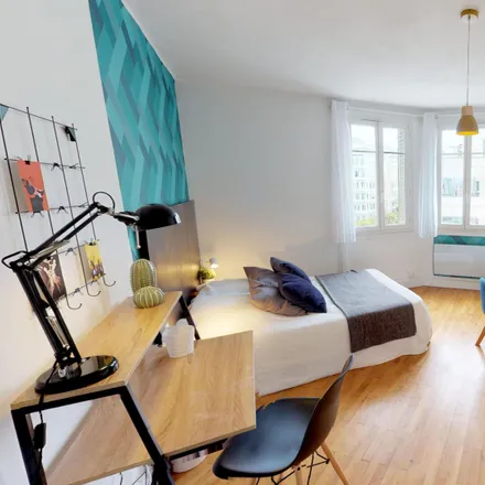 Rent this 3 bed room on 232 cours Lafayette