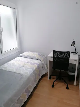 Rent this 6 bed room on Farmàcia M. Carme Cartañá Gámez in Passeig de Maragall, 106