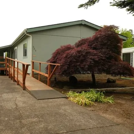 Buy this studio apartment on 989 Woodland Avenue in Woodburn, OR 97071