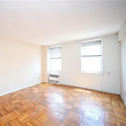 Image 2 - 735 Avenue W, New York, NY 11223, USA - Condo for sale