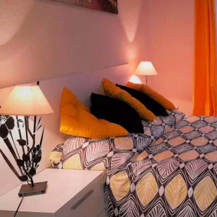 Rent this 5 bed room on Calle Barberán y Collar in 9, 28805 Alcalá de Henares