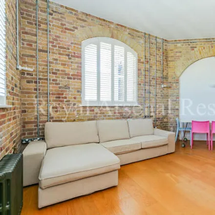 Rent this 2 bed room on Cadogan Road in London, SE18 6XD