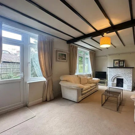 Rent this 4 bed duplex on 9 Vale Lane in London, W3 0EA