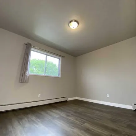 Image 5 - Palmont Place, 10823 115 Street NW, Edmonton, AB T5H 3K6, Canada - Apartment for rent