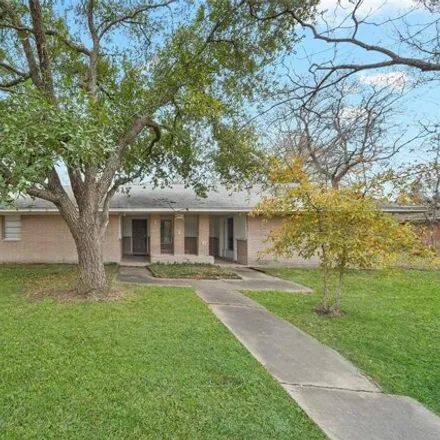 Buy this 5 bed house on 142 Robin Road in Baytown, TX 77520