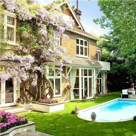 Rent this 6 bed duplex on 71 Frognal in London, NW3 6XD