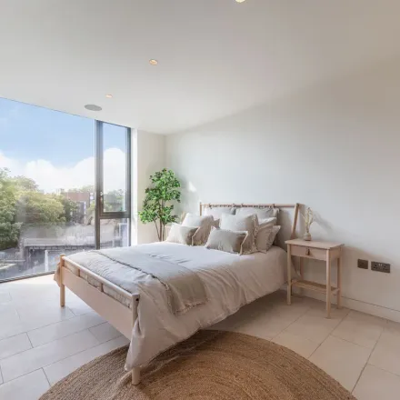 Rent this 3 bed apartment on Goldschmidt & Howland in Parkway, London