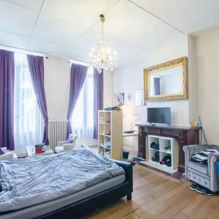 Rent this 2 bed apartment on Lycamobile in Avenue de la Couronne - Kroonlaan, 1050 Ixelles - Elsene