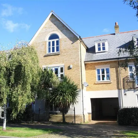 Rent this 4 bed townhouse on Ravenswood Avenue in Ipswich, IP3 9TQ