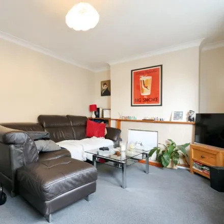 Image 2 - South Terrace, London, KT6 6HU, United Kingdom - Apartment for rent
