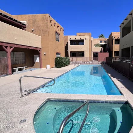 Image 1 - Casa Club Condominiums, 1810 East Blacklidge Drive, Tucson, AZ 85719, USA - Condo for sale