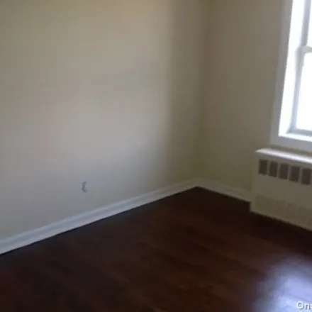 Image 6 - Town House, 43-25 Douglaston Parkway, New York, NY 11363, USA - Apartment for rent