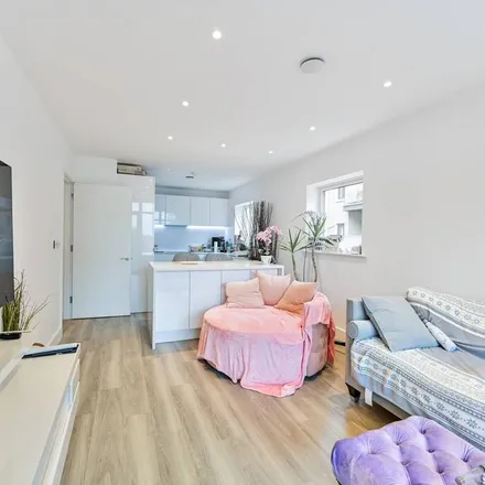 Rent this 2 bed apartment on unnamed road in London, TW7 5FW