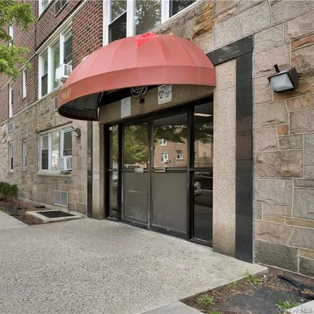 Rent this 2 bed apartment on 900 Lydig Avenue in New York, NY 10462